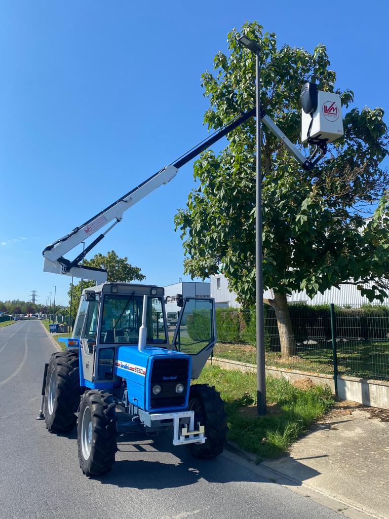 Nacelle élévatrice sur tracteur agricole de la série FTJ 130